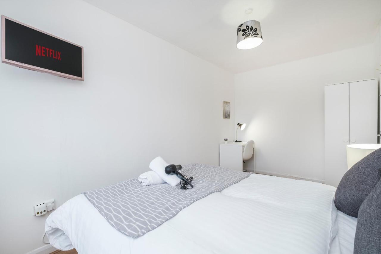 Spacious 3 Bed 1 Bath Hse W Guest Toilet W Parking Near Excel - E16 Londra Dış mekan fotoğraf
